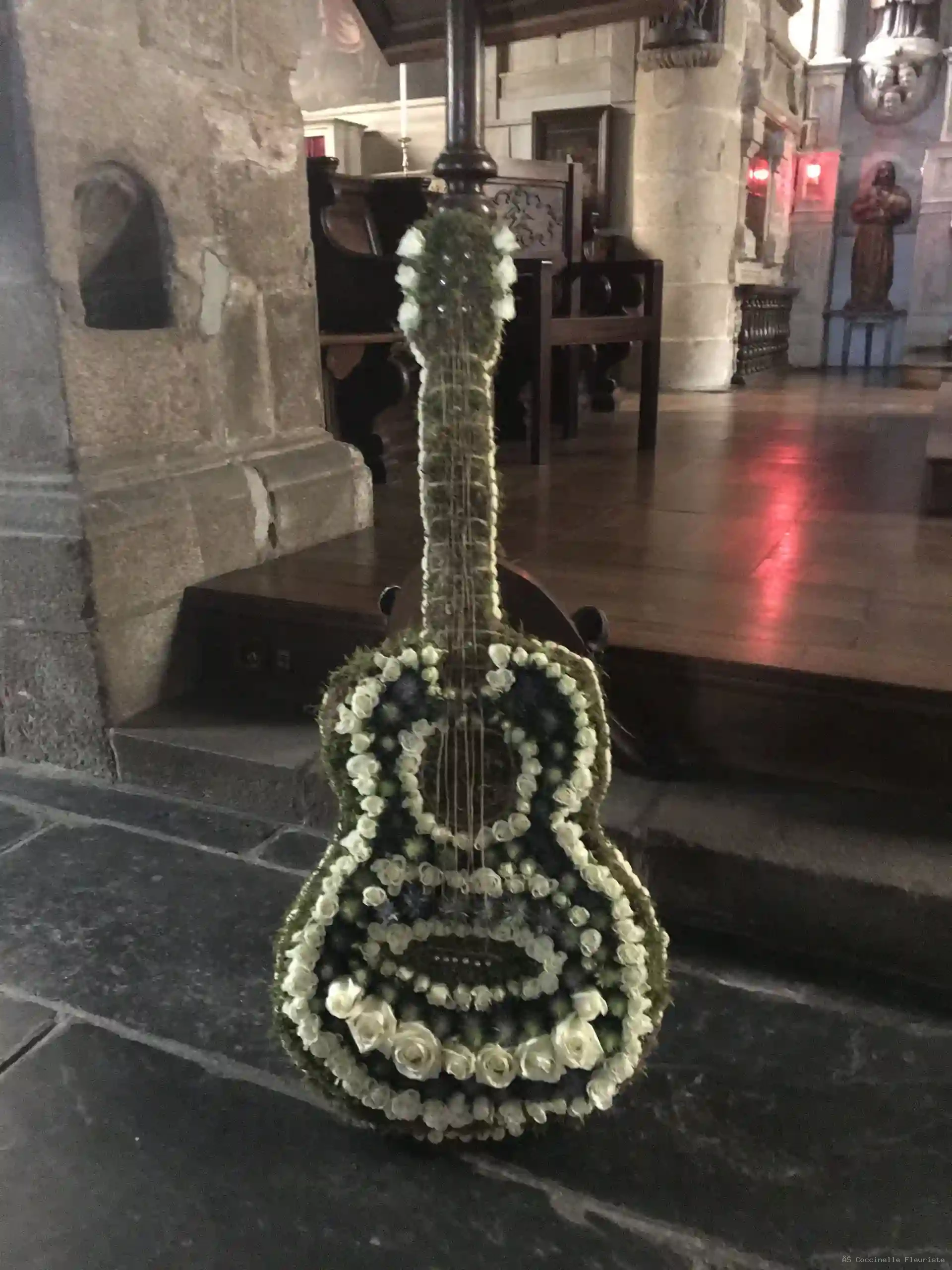 Guitare — composition florale Coccinelle